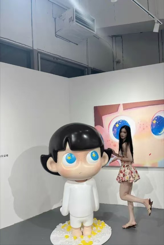 画展里的你