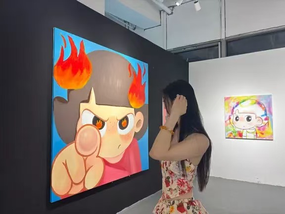 画展中的一刻